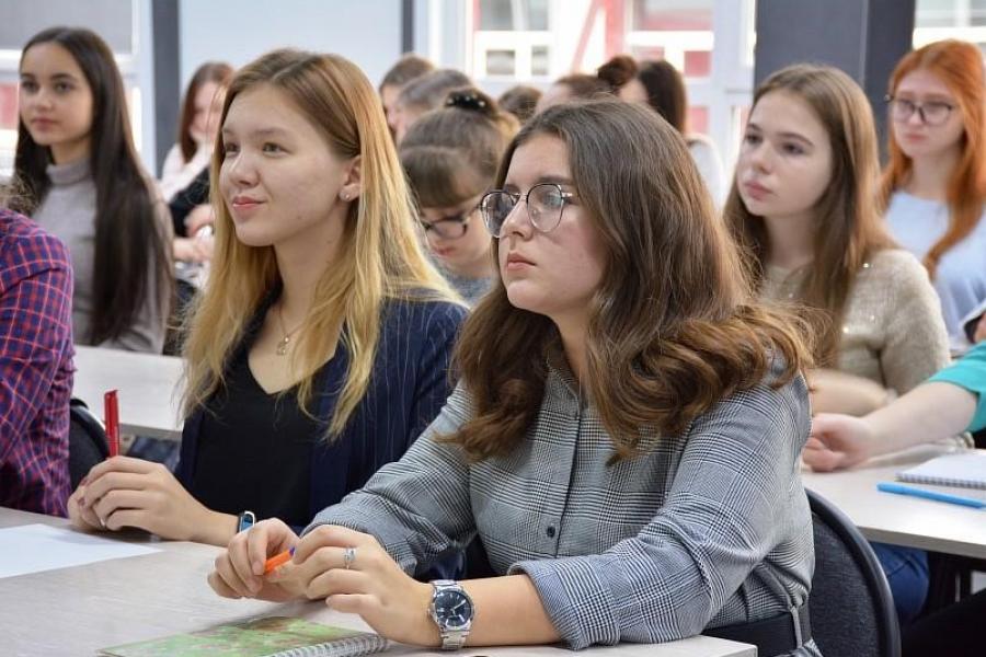 Приглашаем школьников на бесплатные консультации по подготовке к ЕГЭ по русскому языку.